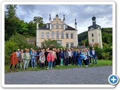 Vor dem Schloss Sayn